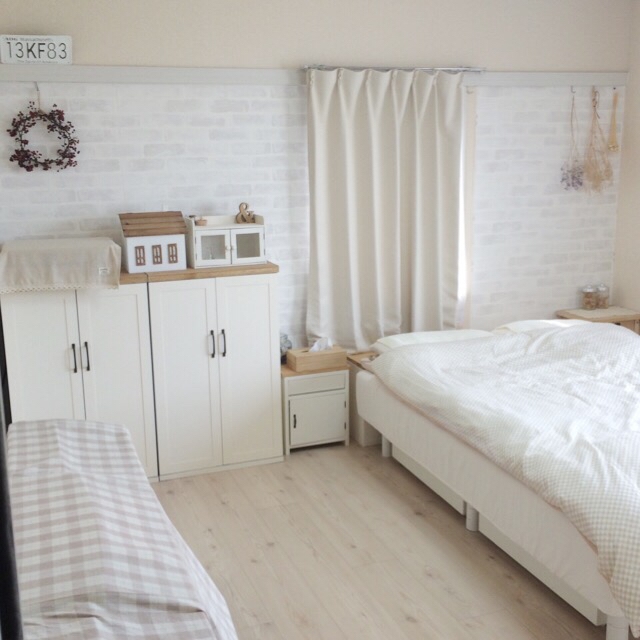 ホワイトウッド調の寝室の床